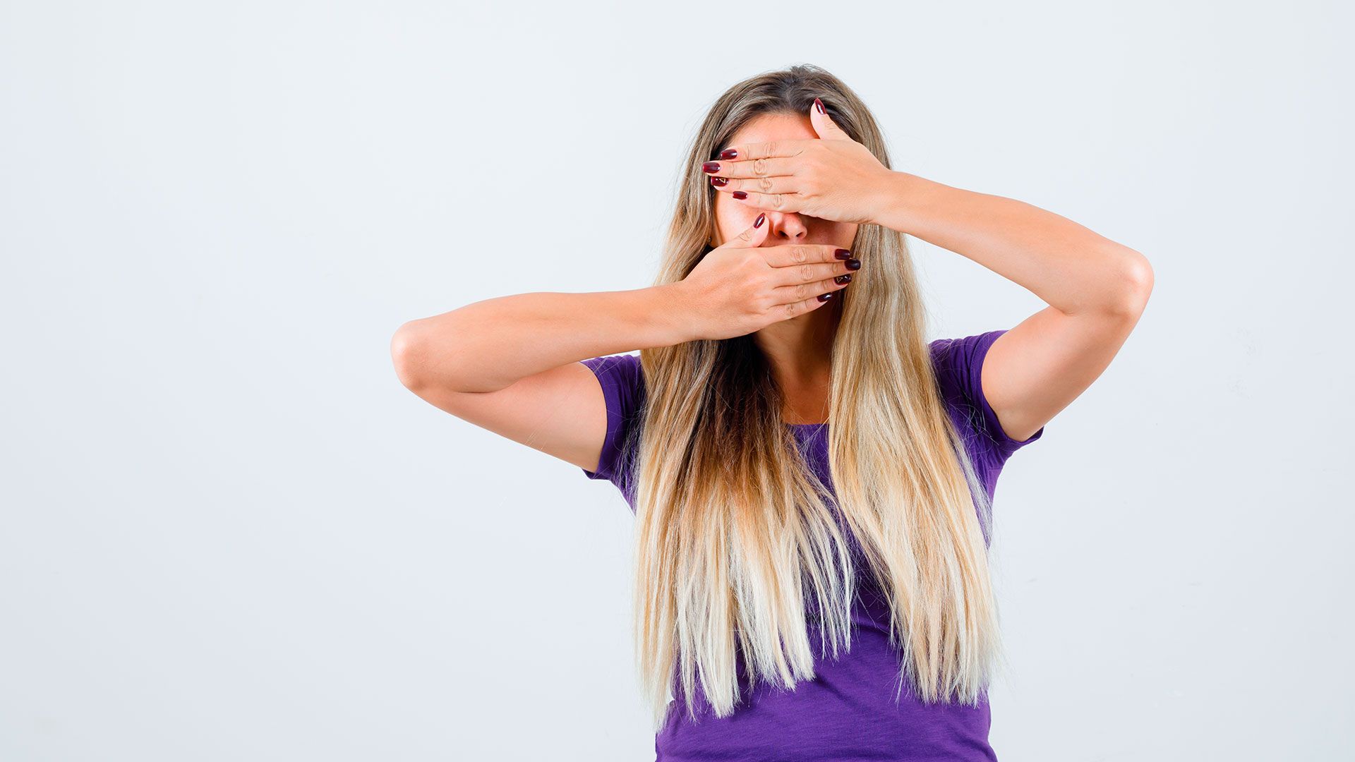 Per què amaguem el català?